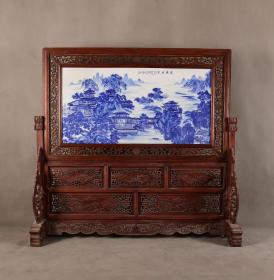 红木镂空雕花框镶青花山水瓷板画《瓊楼观景》横插座屏！