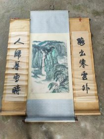 周明雷，山东济南人，1970年生。自幼酷爱绘画，历经苦学终成大器。现为南国书画院院长，炎黄书画艺术研究院副院长,中国书画创作协会理事，欧美书画市场定向创作员，曾受聘东亚泉水杯青年书画大赛评委。其作品大气磅礴，回肠荡气，被西哈努克亲王赞之“雪中奇莲、雨中明雷”【永久保真迹】收藏佳作。201cm /153cm