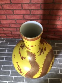 清代手绘龙纹描金天球瓶一个，器型规整精致，釉水发色纯正，包浆厚重