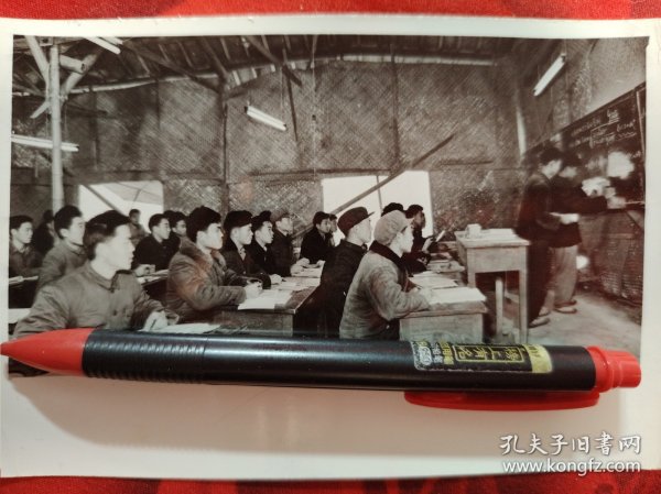 1973年照片，四川矿业学院，学员搭建芦席棚上课