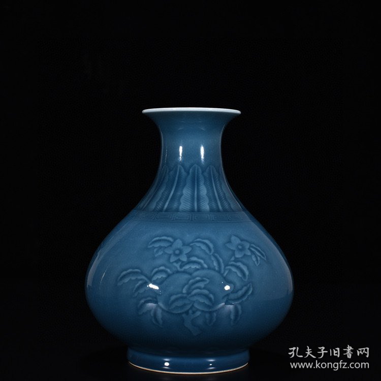 瓷器 清乾隆霁蓝釉刻花果纹玉壶春瓶（回流瓷） 高21厘米 宽17厘米