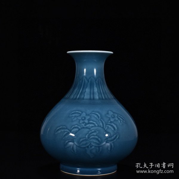 瓷器 清乾隆霁蓝釉刻花果纹玉壶春瓶（回流瓷） 高21厘米 宽17厘米