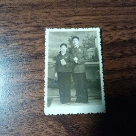 老照片–60年代军人夫妻手拿红宝书在照相馆留影