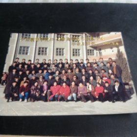 老照片伊盟教育学院93、94级高师自考体育专业毕业生留影1996.3.8