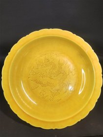 黄釉龙纹盘