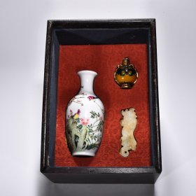 清雍正珐琅彩绶带花鸟纹瓶