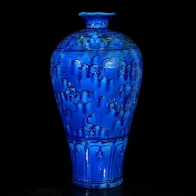 明永乐孔雀蓝釉雕刻龙纹兽头梅瓶；35x18厘米