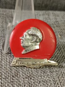 #23011717，毛主席纪念章，铝制材质，正面图案毛泽东头像，背字蚌铁，直径约4CM，品如图。