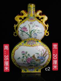 清乾隆手绘黄底开窗粉彩花鸟纹双龙耳葫芦瓶，包浆厚重，瓷质细腻，完整全品，成色如图
2