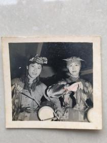 50年代 黑白老照片一张 庆祝国庆十周年战鼓演出 年轻女子学员合照 着装有特色