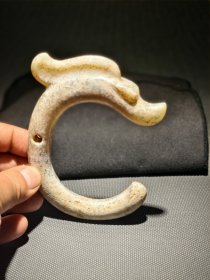 红山文化河磨玉C形龙，材质是河磨玉，造型古朴。