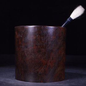 旧藏：老黄花梨雕文房笔筒。 规格：直径16.8厘米、高16.3厘米，重1108克。
