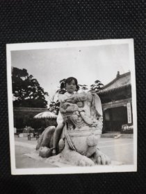 1970年代《老照片》石狮上的女萌娃