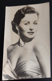 五十年代银盐老照片 美女明星照 好莱坞演员珍妮·克雷恩 她在1945奥斯卡获奖音乐片《博览会》中有出众的演出 1949年凭着《三妻艳史》提名奥斯卡最佳女主角 品好如图 尺寸长13.5cm 宽8.5cm