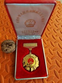 济南市献给共和国创立者纪念章——庆祝中华人民共和国成立50周年（1949——1999），品相基本完好，是共和国历史的见证奖章。由中共济南市委、济南市人民政府监制，1999年10月1日发行。