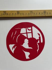 1998年，剪纸纸样，人物红烛图案，纯手工制作，背面标注剪纸时间