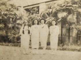 民国时髦旗袍三美女合影(发型和着装有特色)