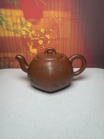 品名：山水【紫砂壶】 底款：金鼎商标 容量：约380cc 紫砂分类：红清水 尺寸：如图 备注：因手机和光线问题图片之间有色差