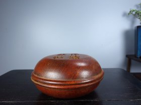 旧藏花梨木精雕细琢印泥盒 尺寸：长10cm宽10cm高5cm 重量：重210g.
