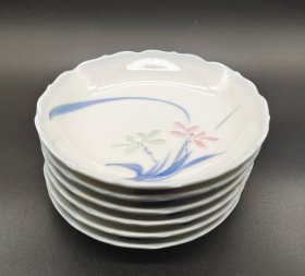 有田烧名窑～三峰陶苑出品。青花手绘，浮雕兰花小皿。可做甜品盘，干果盘。瓷质莹润，兰花俏丽。六只