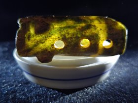 和田玉 / 玉器上的一个部件（具体不详） / 拍摄用（白光、黄光、紫光、台灯光、自然光）/ 尺寸请看详情页拍摄图（手工测量有误差，介意勿拍）/ 自鉴