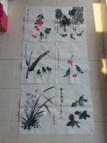 六幅国画，一起合售，如上图所示一组共六幅国画，水墨画，葡萄小鸡等，纯手工绘画的，生宣纸，无框，尺寸为46*35公分，六幅一起打包带走，具体实物如图，绝对按图发货，看好再拍，不议价，不包邮。