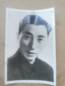 刘炽（1921-1998，著名音乐家、作曲家，代表作《我的祖国》、电影《英雄儿女》主题歌《英雄赞歌》、电影纪录片《祖国的花朵》插曲《让我们荡起双桨》等）年轻时照片一张（12x8），1982年戏剧家戴碧湘翻拍。