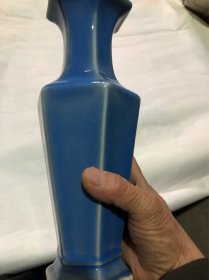 墨蓝色花瓶一件
