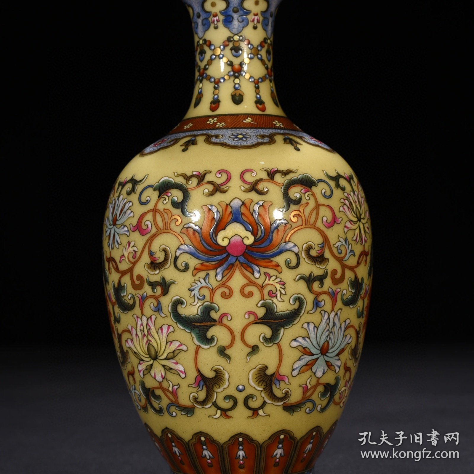 清乾隆米黄釉珐琅彩描金缠枝花卉纹瓶 21*10厘米