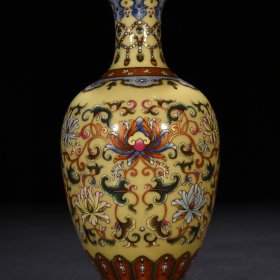 清乾隆米黄釉珐琅彩描金缠枝花卉纹瓶 21*10厘米
