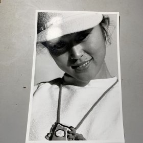 【中影发行放映公司旧藏】八十年代专业摄影师拍摄女明星、央视著名主持人倪萍青年时期大尺寸黑白反银照片一张
