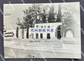 【北京史料】1939年4月 “大东亚建设博览会”上伪中华民国临时政府艺术使节团“北京舞乐院”身穿旗袍的女艺人们正在演唱《桃花江》 原版老照片一枚（舞台布景城楼上挂有伪华北临时政府五色旗和日章旗。1939年4月在大坂甲子园举办了旨在宣扬侵华战争的“大东亚建设博览会”，并向当时的南京维新政府、华北临时政府两政府及满洲国致函征求治下名贵及特色手工参加该博览会。）