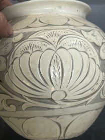 磁州窑白釉刻花罐
