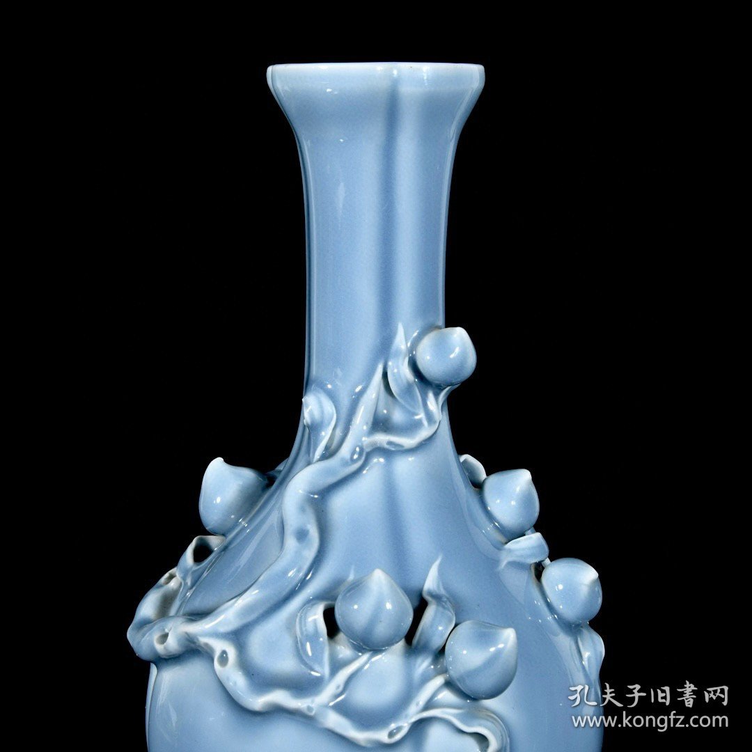 点击查看原图 清乾隆天青釉捏花九桃纹橄榄瓶 31/15厘米
