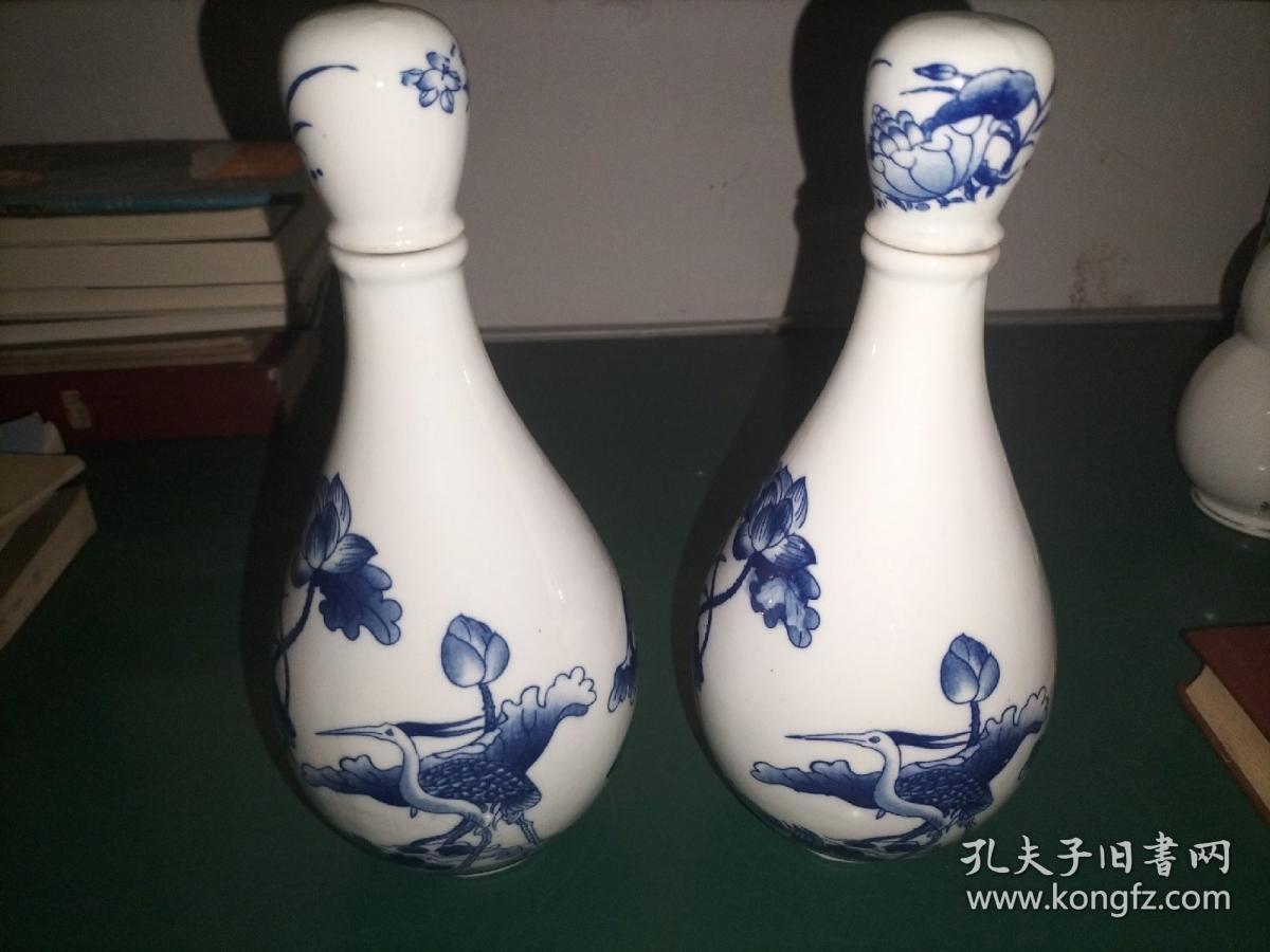 青花仙鹤荷花图案的瓷酒瓶 2个合售 图案非常漂亮