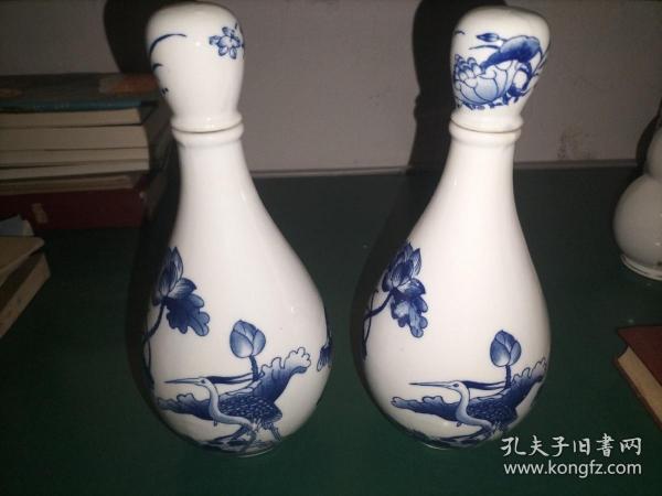 青花仙鹤荷花图案的瓷酒瓶 2个合售 图案非常漂亮