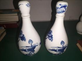 青花仙鹤荷花图案的瓷酒瓶 2个合售 图案非常漂亮