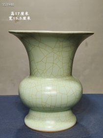 官窑月白釉花觚瓶，品相完整。