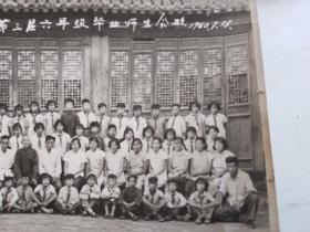 1960年德州市黎明街小学第三届六年级毕业师生合影（背景古建筑）