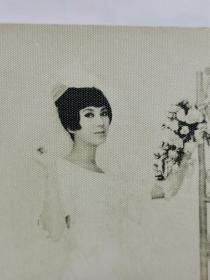 凌波，穿婚纱照片一张，香港六十年代邵氏电影公司著名女演员。艺名小娟，