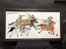 周湘甫手绘墨彩描金人物《三英战吕布》瓷板画