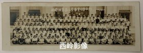 【老照片】重庆西南俄专（全称：西南俄文专科学校 ）1955年8月第三届毕业合影（约209人）——校简史：前身1950年4月创建中国人民解放军西南军政大学俄文训练团。1951年1月改为中国人民解放军第二高级步兵学校附设俄文大队；1953年5月成立西南俄文专科学校；1959年5月扩为四川外语学院；现为四川外国语大学。1955年时任校长为王耀祖（应在此照中）～