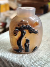 影子玛瑙鼻烟壶，雕工好