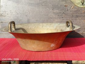 清晚期官家大号铜盆一个，纹饰图案清晰，造型独特少见，全品无磕碰！