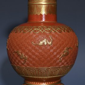 清乾隆漆红雕刻鎏金贲巴壶，高27.5cm直径17.5cm