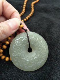 和田玉平安扣挂件。寓意好保平安，玉质细腻，雕工精美，古色古香，包浆醇厚，韵味十足