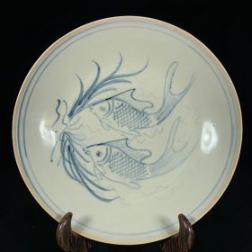 ￼ 宋邢州窑青花鱼纹盘，高3厘米，直径19厘米