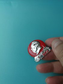 毛主席像章 “红灯记”（正面图:毛主席头像 延安圣地 小火车；背文：忠 永远忠于毛主席 本溪市革命委员会 1969）[规格尺寸：3.1*3.5cm]【实物拍照 品质自鉴】