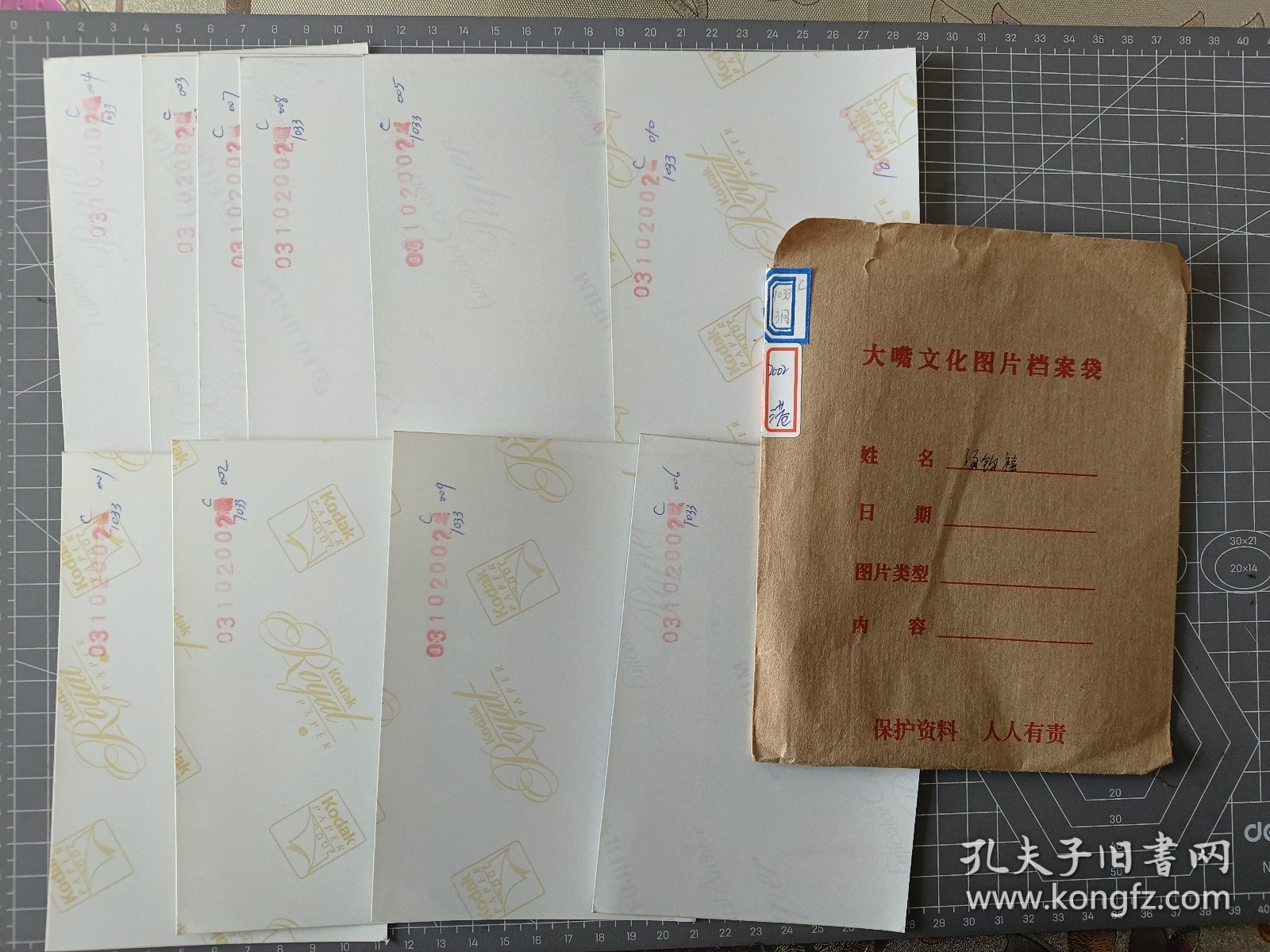 汤钧禧KENNETH TONG照片10张合售，当代歌坛杂志社早期原版6寸老照片，实物拍摄有现货，要了可以直接下单。 抽12－2－037