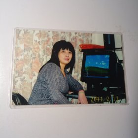 老照片–漂亮女子坐在台式电脑前留影（中等尺寸过塑彩照）